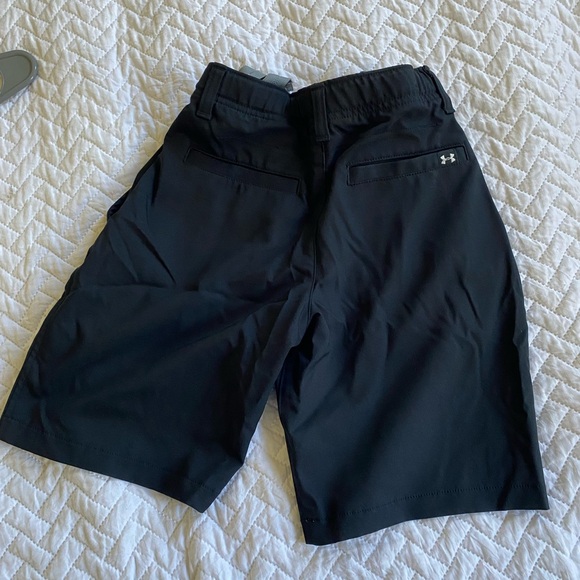 Boys Under Armour Shorts Size Medium - Picture 2 of 2